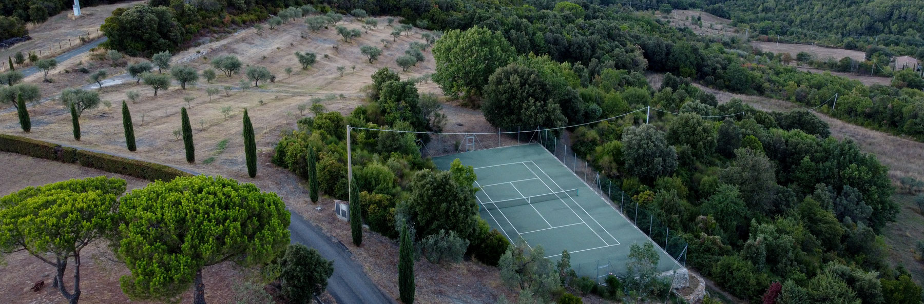 Slider de imagenes de la cancha de tennis de nuestro alojamiento